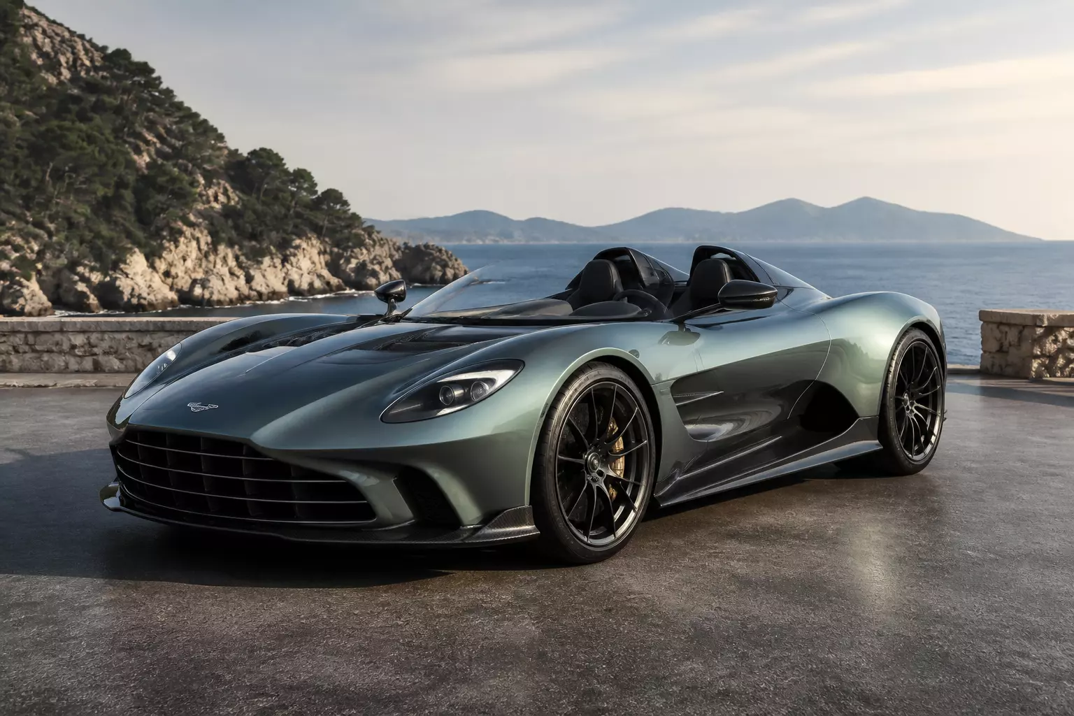 От классического купе к Spider: как Aston Martin создал свой самый быстрый открытый суперкар в истории