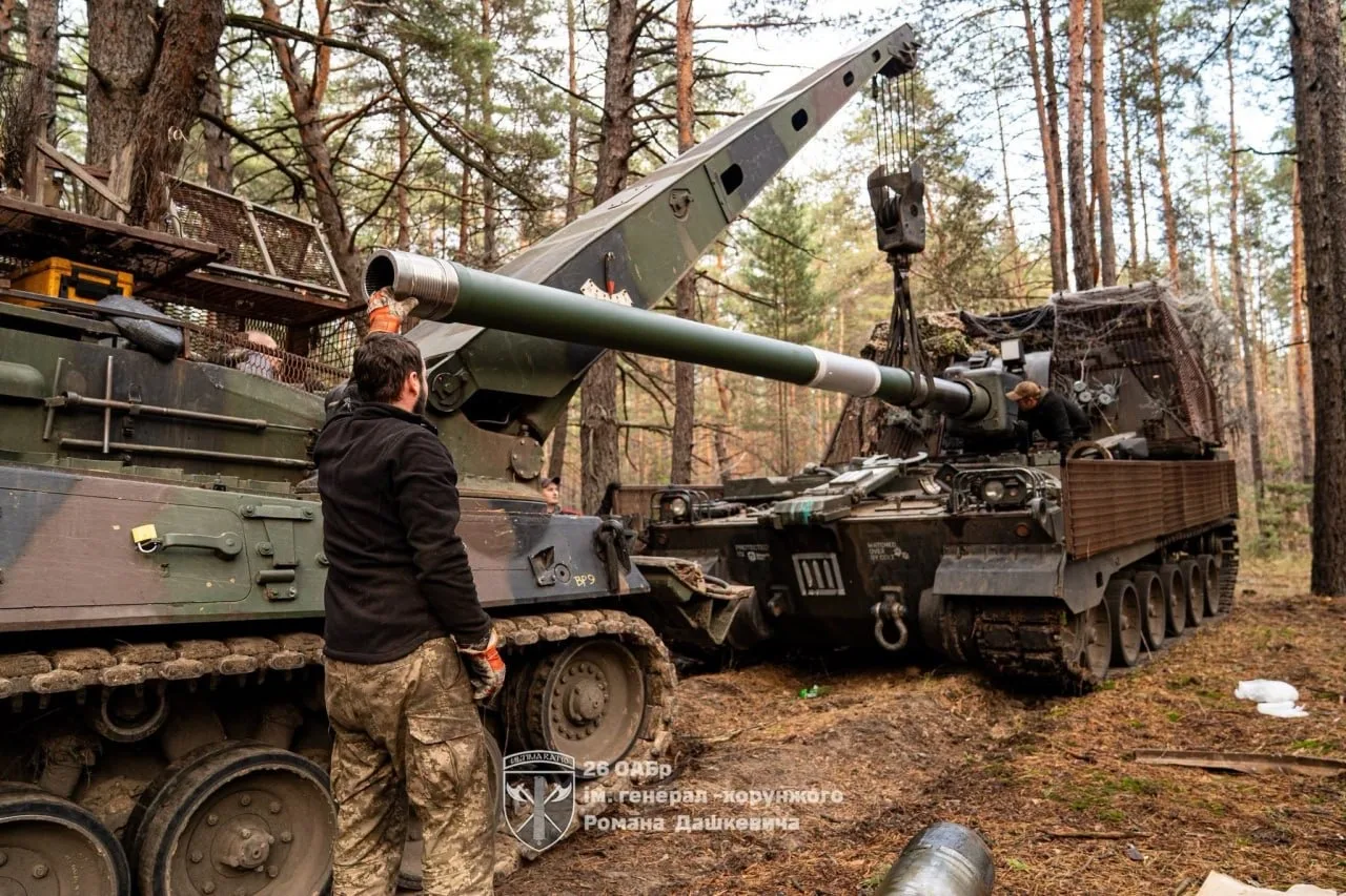 Встречайте: замена ствола САУ AHS Krab с помощью Bergepanzer 2 от украинских аэромобилов
