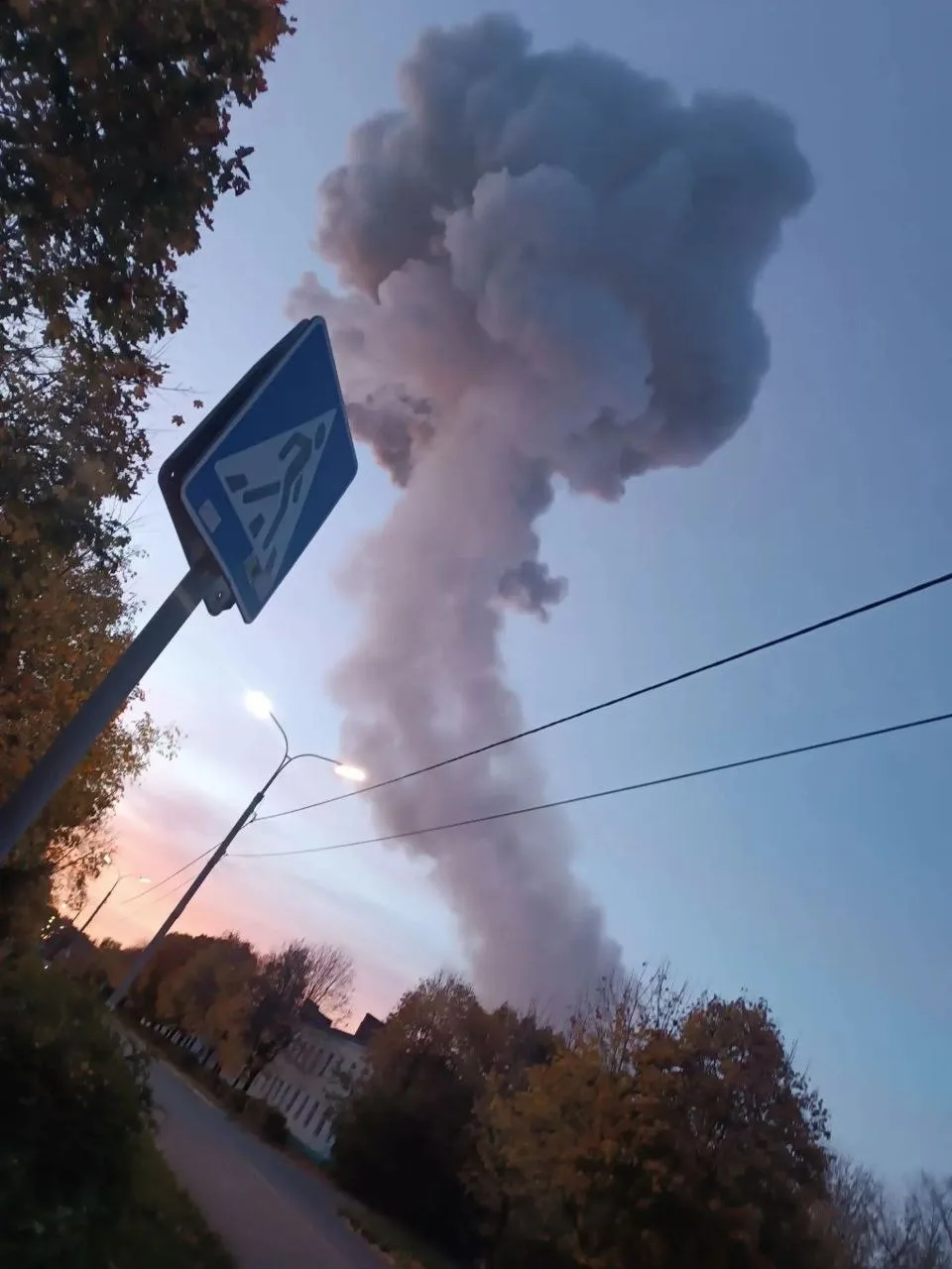 Местные жители поделились видео момента взрыва на химическом заводе в Краснозаводске