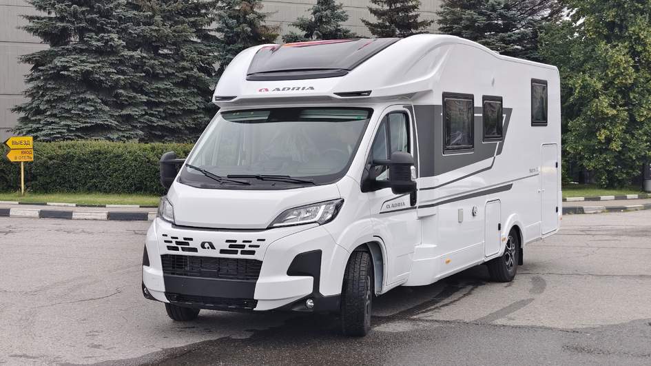 Adria Matrix 670 SL 2025 на базе Fiat Ducato с тремя спальными зонами и автономностью до 120 л воды