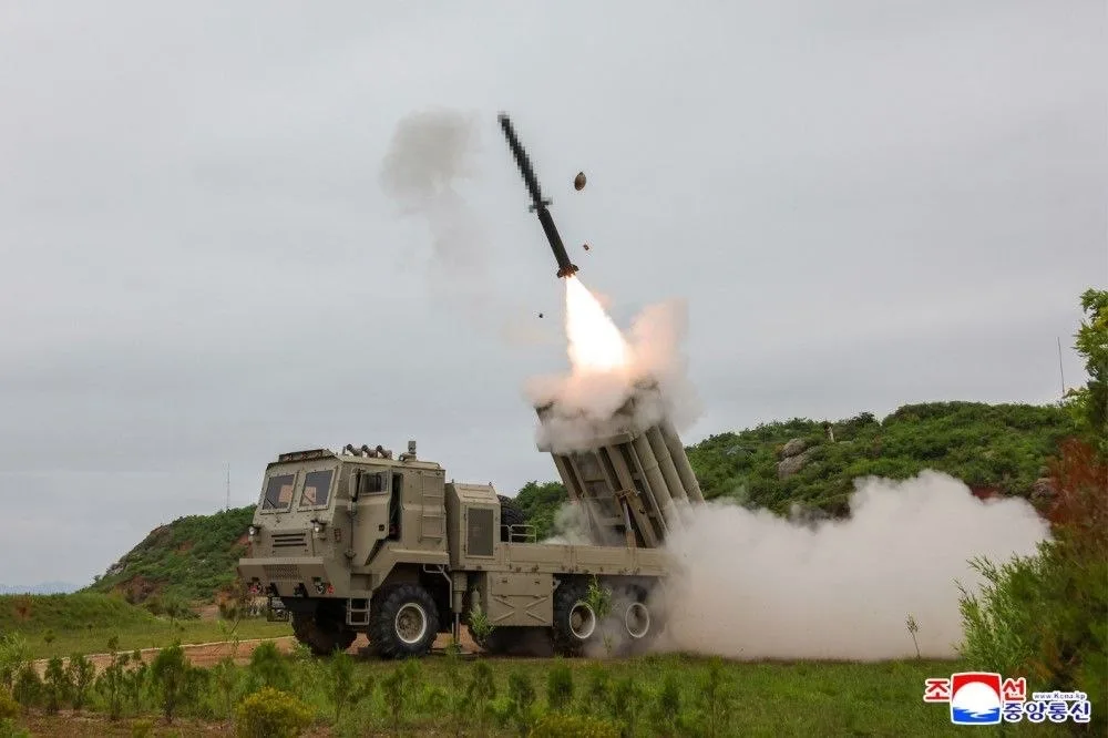 Засветился северокорейский аналог боеприпасов GLSDB, представляющих собой авиационную бомбу, запускаемую из наземной пусковой установки
