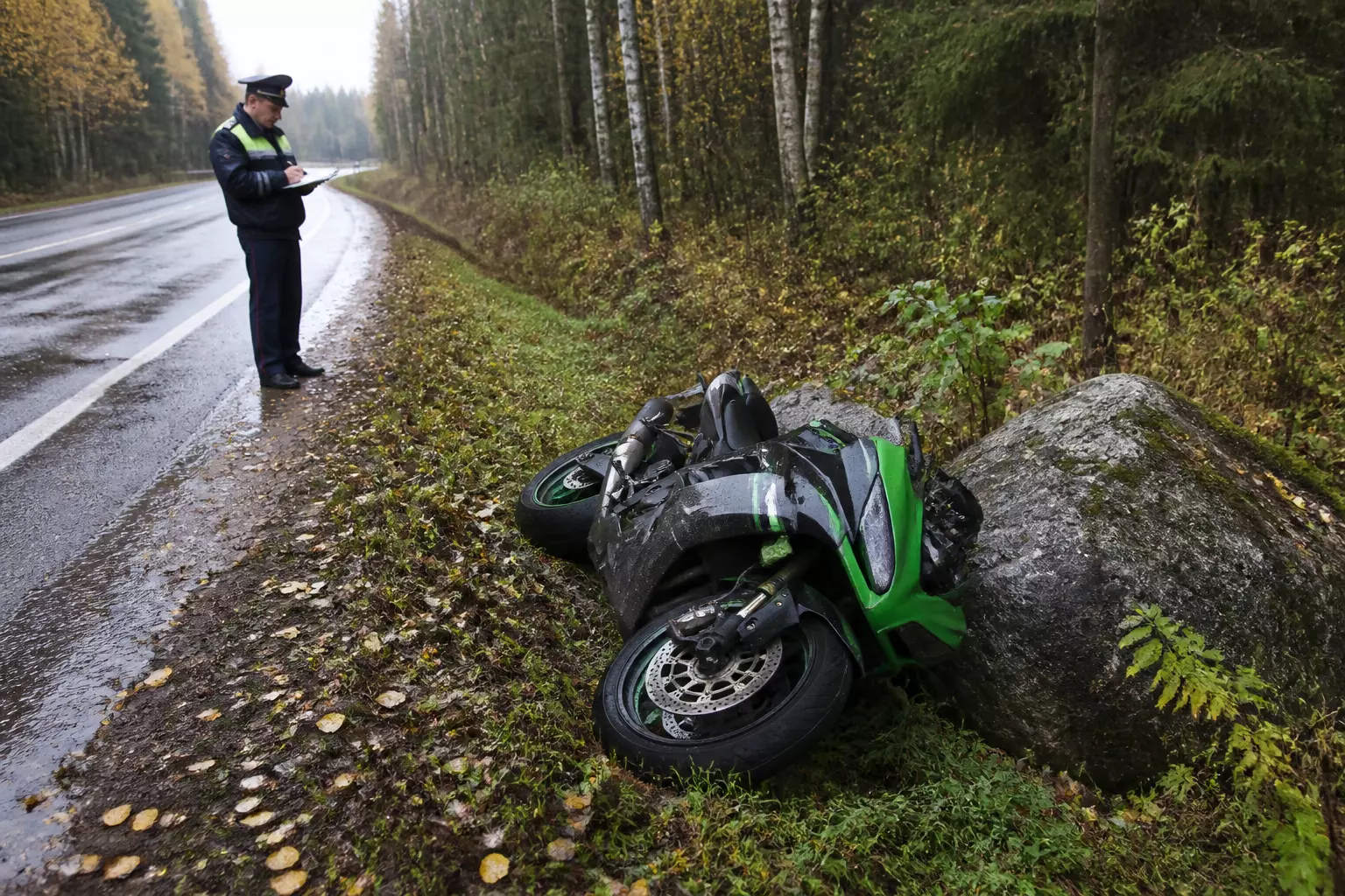 Трагедия под Выборгом: мотоциклист на Kawasaki не справился с управлением и погиб после съезда в кювет