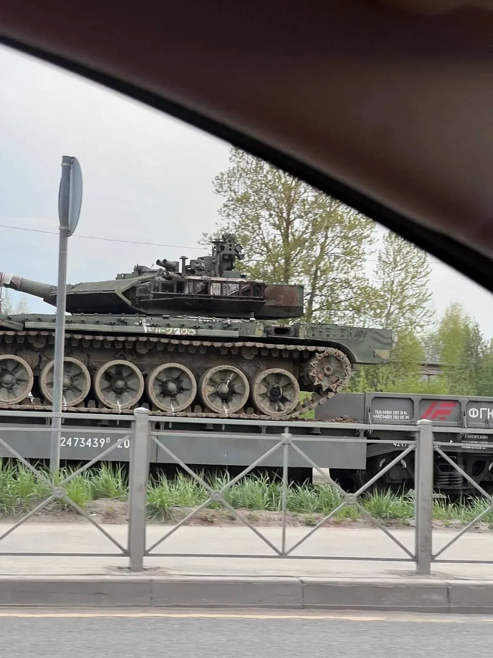 Эшелон с поврежденными в бою Т-90М по пути на УВЗ для ремонтных работ