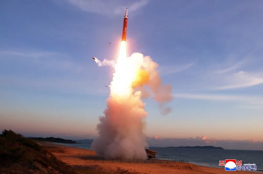 Северная Корея провела успешное испытание новой баллистической ракеты средней дальности