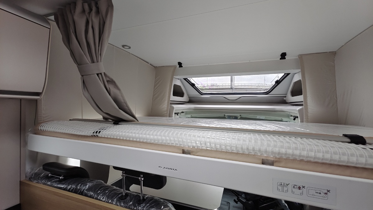Новый автодом Adria Matrix 670 SL 2025: комфортные спальные зоны и большая автономность воды