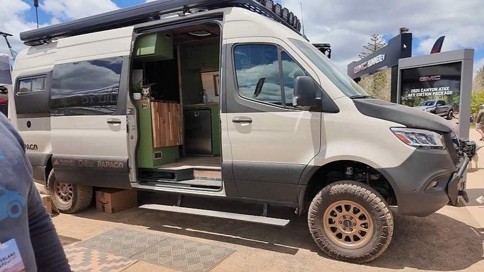 Mercedes-Benz Sprinter превратили в идеальный дом на колесах для работы и приключений