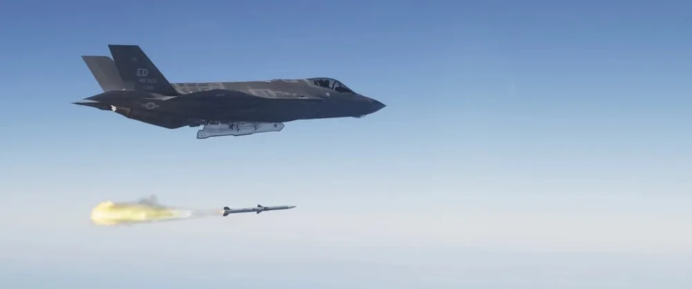 США и Raytheon подписали исторический контракт на поставку ракет AIM-120 AMRAAM на $20,7 млрд