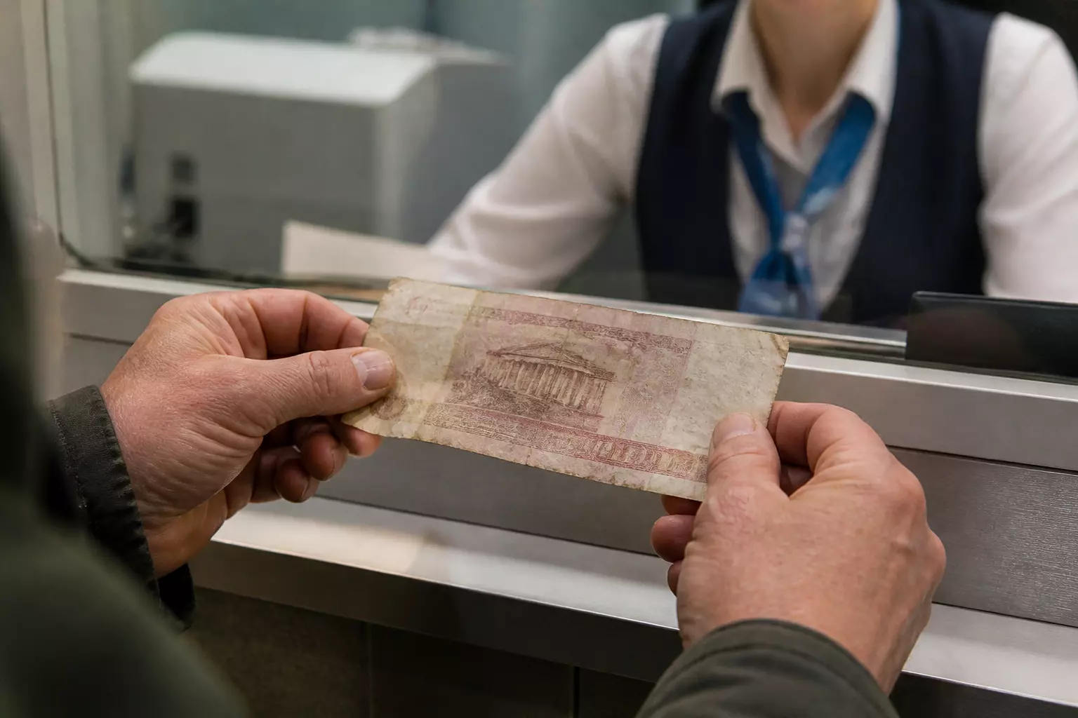 ЦБ раскрыл секрет: какую изношенную купюру вам обязательно заменят в ближайшее время