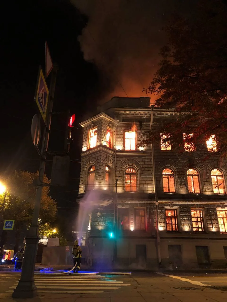 Пожар охватил особняк Миллера в историческом центре Санкт-Петербурга