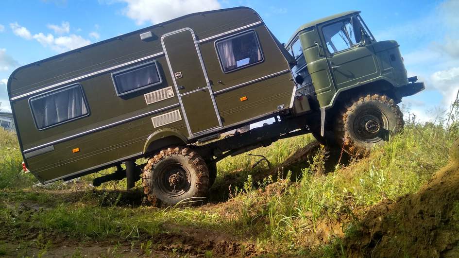 ГАЗ-66 с дровяной печью: в России появился необычный дом на колесах