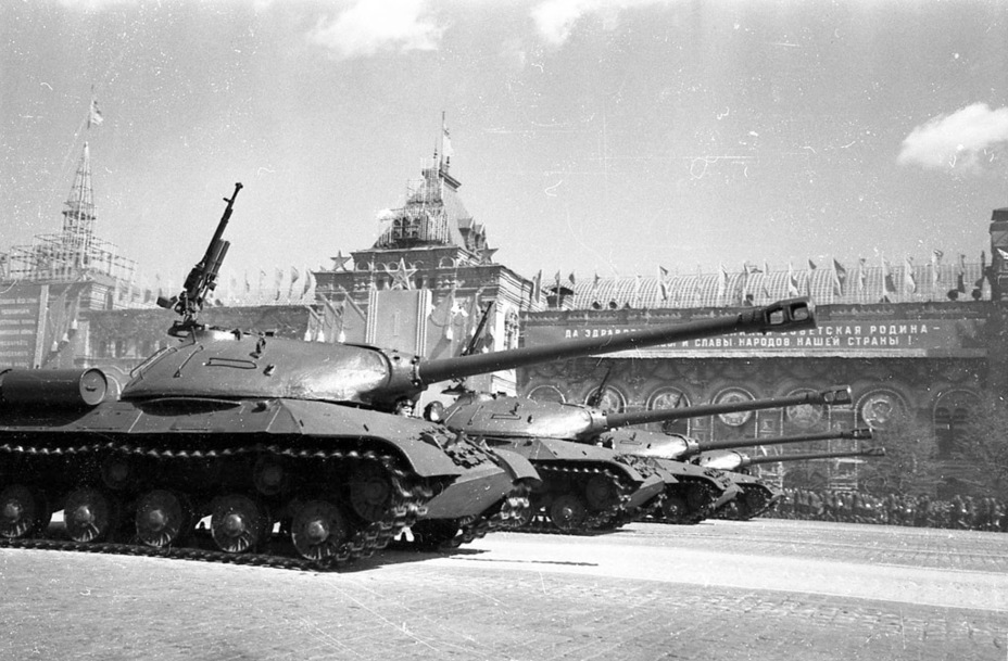 ​Колонна ИС-3 выпуска 1946 года, первомайская демонстрация на Красной площади - Эволюция с революцией | Warspot.ru