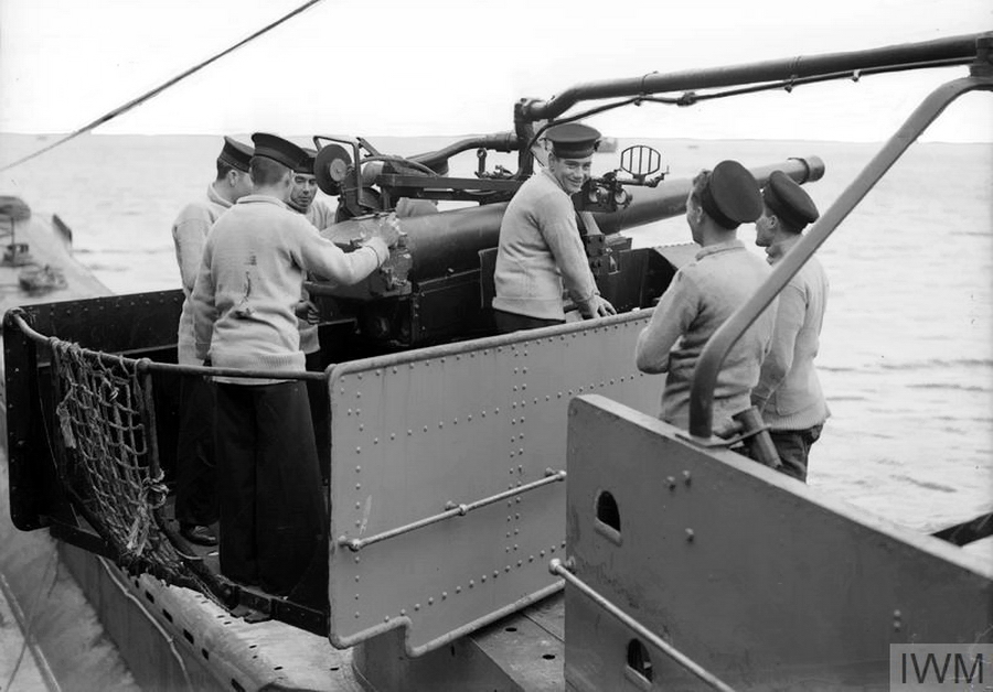 ​102-мм палубное орудие британской подлодки T-класса. Орудие устанавливалось на надстройку впереди рубки и защищалось волноотбойником. Часть надстройки, на которой стояло орудие, имела возможность поворачиваться в обе стороны на 90 градусов. На снимке орудие и его его обслуга подводной лодки «Талисман» (HMS Talisman), февраль 1942 года (Imperial War Museums). - «Ныряющие пушки» | Военно-исторический портал Warspot.ru