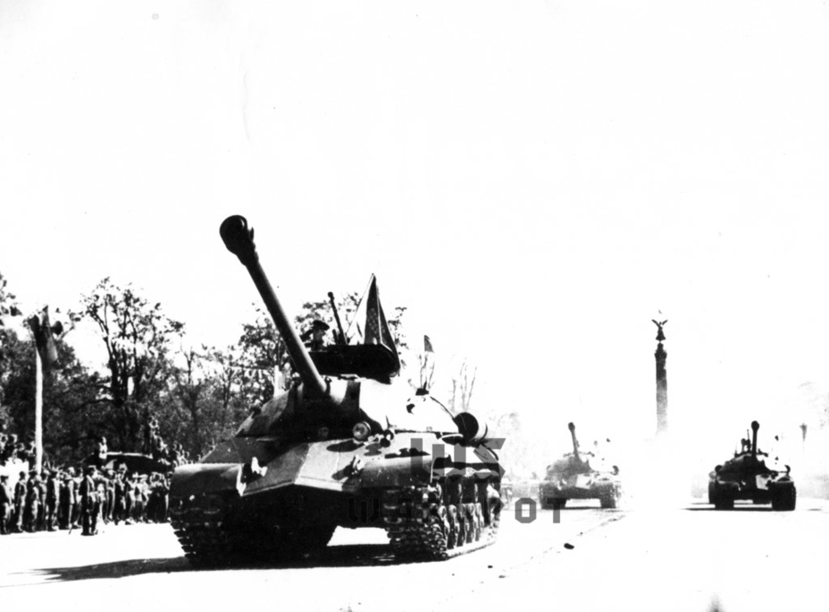 ​Танки 2-й Гвардейской танковой армии на параде в Берлине, 7 сентября 1945 года. 52 танка, прошедшие парадным строем, произвели неизгладимое впечатление на союзников - Эволюция с революцией | Warspot.ru