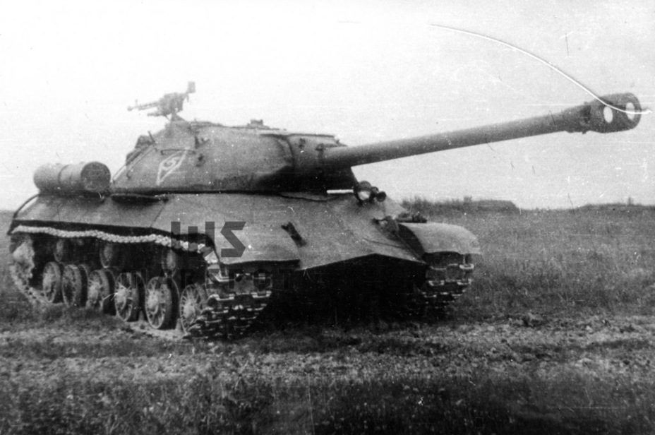 ​Наибольшие метаморфозы ИС-3 претерпел в июле 1945 года. За месяц было внесено 26 изменений, причём они вводились постепенно, поэтому в течение всего июля танк постоянно менялся - Эволюция с революцией | Warspot.ru
